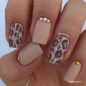 15 Beautiful Short Acrylic Nails for a Glamourous Look - PhineyPet